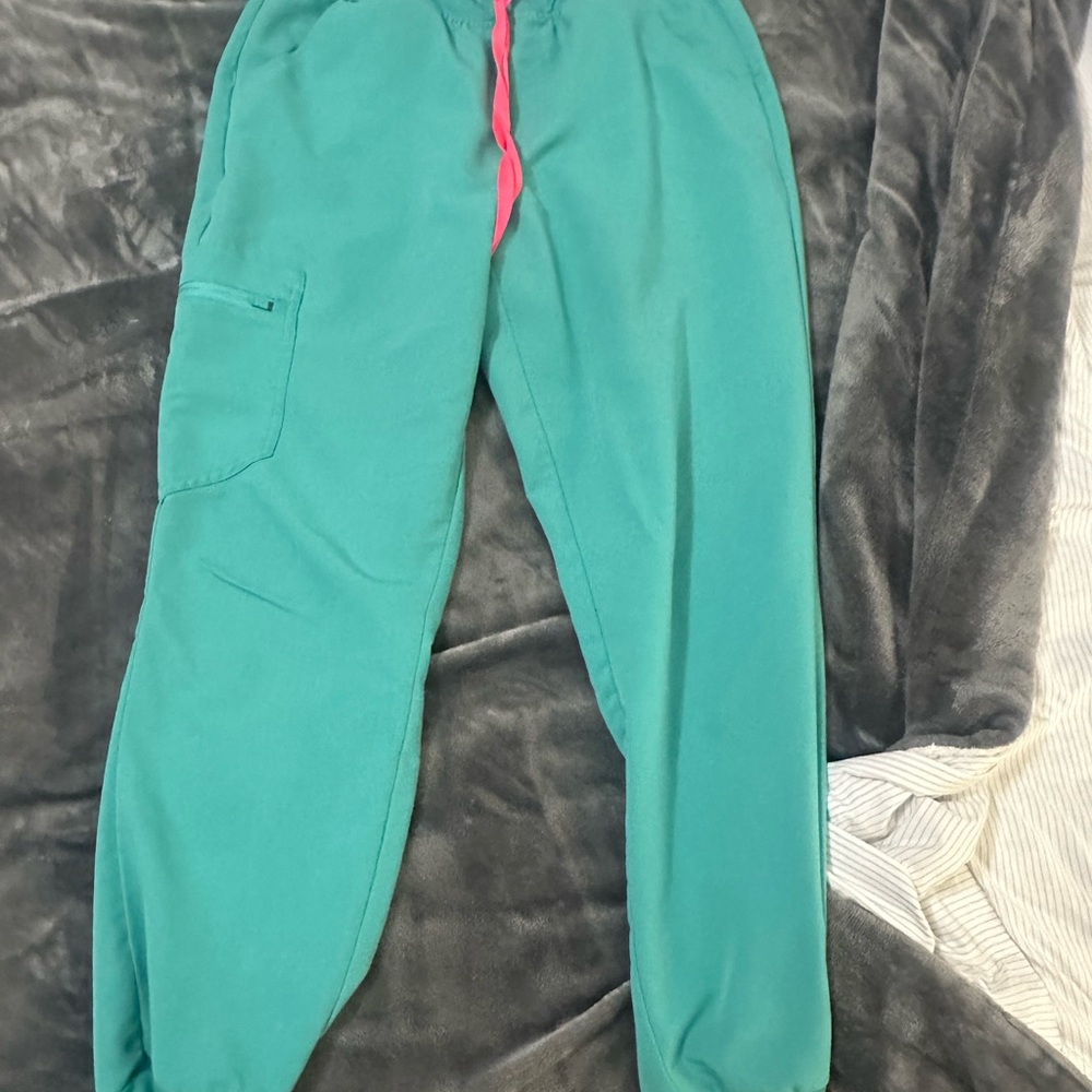 Figs Women's surgical green Zamora  Joggers with Pink Drawstring